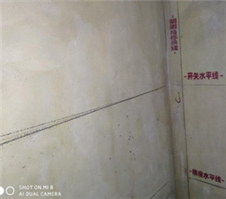 先弹线后再开槽，开槽时必须横平竖直