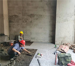 在铺贴地砖时，须准备好地面保护材料